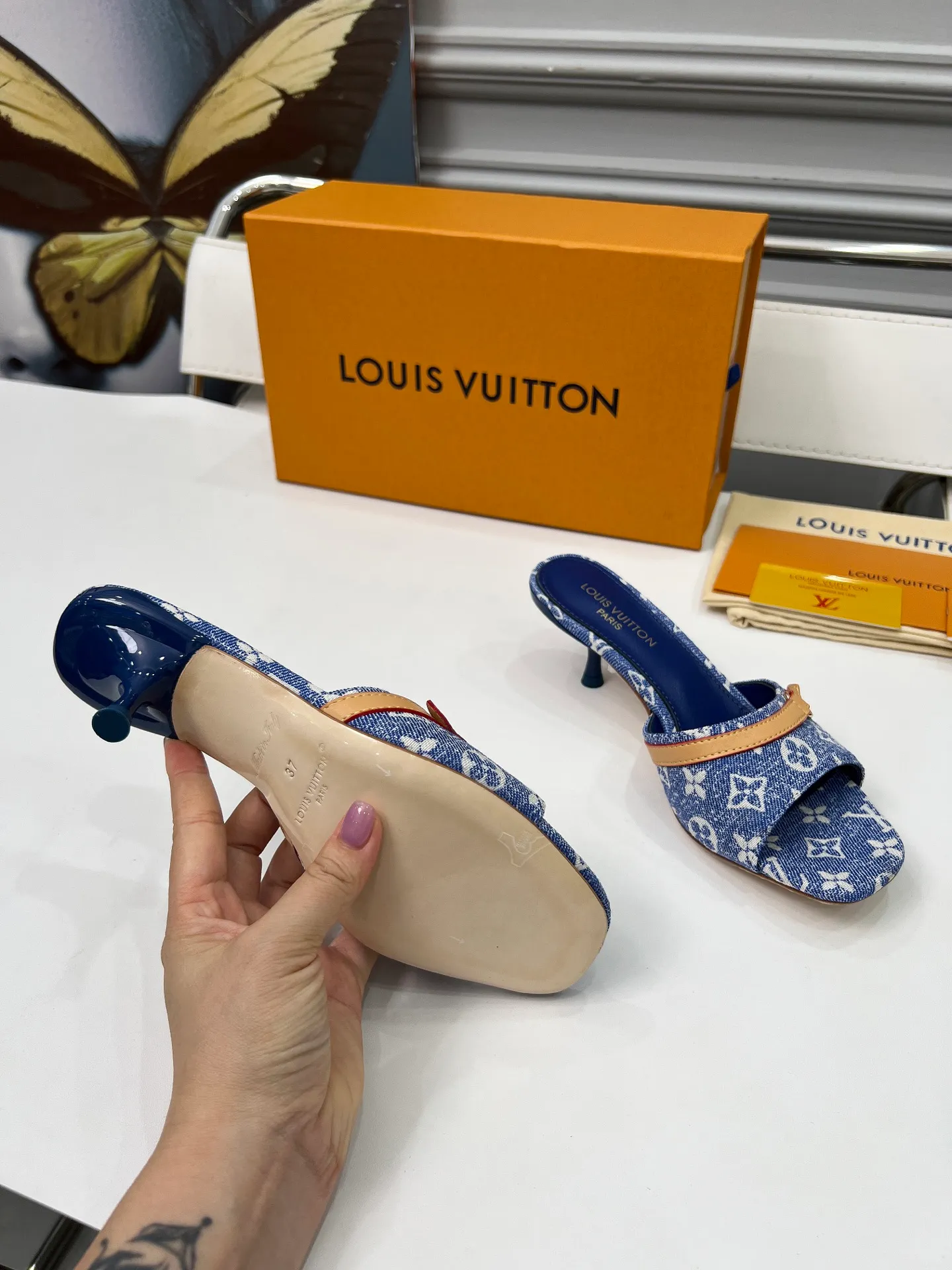 👟👟Ex-factory price 440👟👟 LV new denim kitten heel slippers 2025 summer must-have for goddesses, original replica, super comfortable on the feet. Show off the queen's temperament, the heel height is 9.5CM, which shows your temperament without being tiring. Leather outsole. Standard code: 35-42 (41 and 42 codes are customized, non-returnable and non-exchangeable)